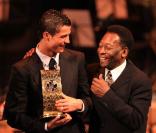 Cristiano Ronaldo a reçu son prix des mains de Pelé 