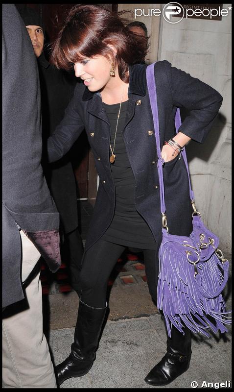 La princesse Eugenie a la touche mode de la saison, le sac à franges 