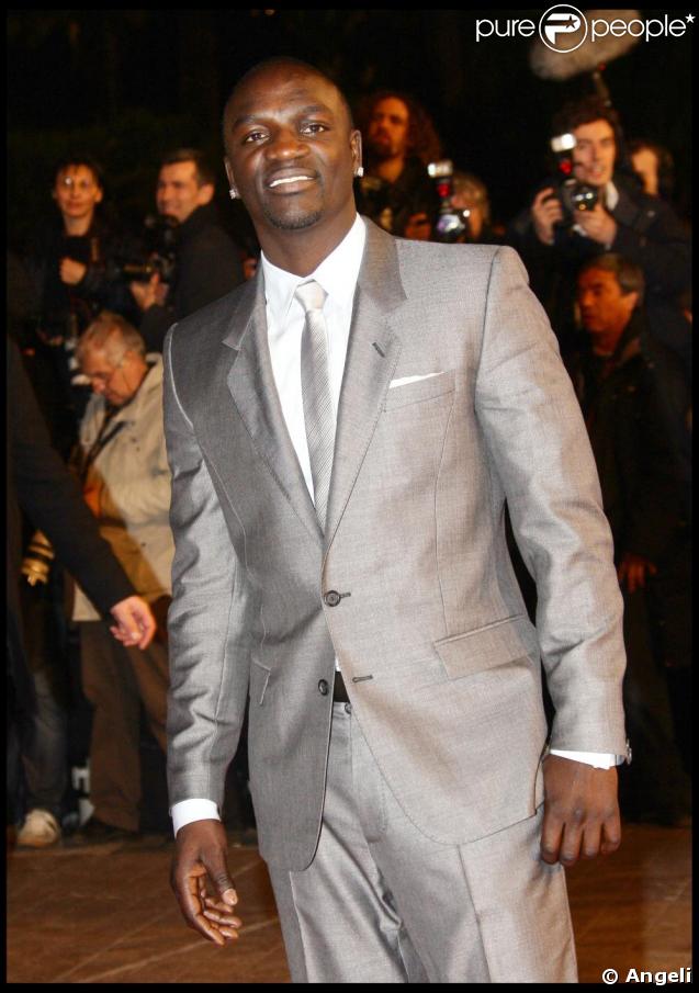  Akon à la 10e cérémonie des NRJ Music Awards, à Cannes, le 17 janvier 2009. Costume gris clair pour le chanteur américain auquel il avait assorti sa cravate. 
 Brillant ! 