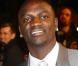  Akon à la 10e cérémonie des NRJ Music Awards, à Cannes, le 17 janvier 2009. Costume gris clair pour le chanteur américain auquel il avait assorti sa cravate. 
 Brillant ! 