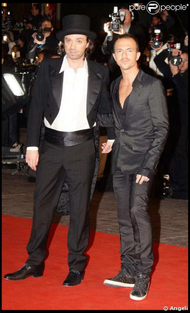  Style complètement différent pour les deux copains. Stan avait opté pour la queue-de-pie et le haut-de-forme. Pour Calo, tenue un peu décontractée : costume cigarette noire avec chemise à rayures et... baskets ! 