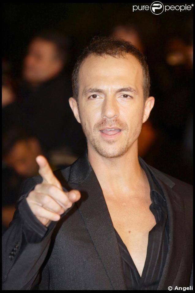 Calo à la 10e cérémonie des NRJ Music Awards, à Cannes, le 17 janvier 2009. Petit détail : sa chemise à fines rayures... 