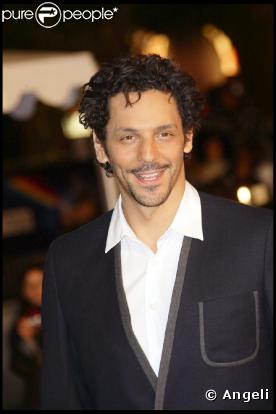Tomer Sisley à la 10e cérémonie des NRJ Music Awards, à Cannes, le 17 janvier 2009. L'acteur portait une costume bleu marine gansé gris et une chemise blanche. Une très grande classe !