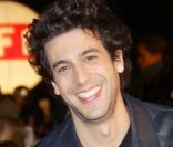 Max Boublil à la 10e cérémonie des NRJ Music Awards. Tenue décontractée pour l'humoriste qui avait opté pour le jean avec un t-shirt noir et un blouson en cuir bleu marine. Mais avec un tel sourire, pas besoin de smoking ! 