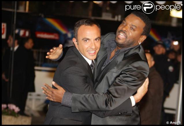 Nikos Aliagas et Anthony Kavanagh à la 10e cérémonie des NRJ Music Awards. Les deux hommes qui ont tous deux animé les NMA portaient chacun un costume noir : pour Nikos, un trois boutons et pour Anthony, un en satin. 
