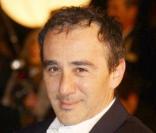 Elie Semoun à la 10e cérémonie des NRJ Music Awards, à Cannes, le 17 janvier 2009. Il prend très bien la pose ! 