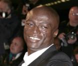  Seal à la 10e cérémonie des NRJ Music Awards. Mis à part son étonnant vernis sur les ongles, Seal n'avait pas trahi son élégance légendaire. Un costume, une chemise... Rien à faire, c'est toujours la grande classe ! 