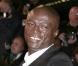  Seal à la 10e cérémonie des NRJ Music Awards. Mis à part son étonnant vernis sur les ongles, Seal n'avait pas trahi son élégance légendaire. Un costume, une chemise... Rien à faire, c'est toujours la grande classe ! 