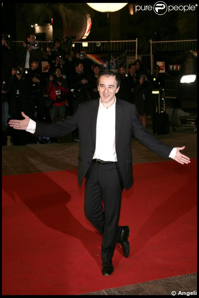  Elie Semoun à la 10e cérémonie des NRJ Music Awards, à Cannes, le 17 janvier 2009. 
 Toujours très élégant, l'humoriste avait fait dans le classique mais finalement cela lui correspond divinement. 