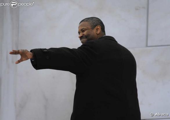 Dimanche 18 janvier 2009 : à deux jours de l'investiture de Barack Obama, un gigantesque show inaugural réunit des dizaines de stars et des centaines de milliers de fans en liesse. Denzel Washington a échangé une chaleureuse accolade avec le nouveau