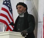 Dimanche 18 janvier 2009 : à deux jours de l'investiture de Barack Obama, un gigantesque show inaugural réunit des dizaines de stars et des centaines de milliers de fans en liesse. Samuel L. Jackson à la tribune. 