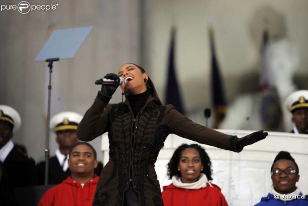 Dimanche 18 janvier 2009 : à deux jours de l'investiture de Barack Obama, un gigantesque show inaugural réunit des dizaines de stars et des centaines de milliers de fans en liesse. Beyoncé reprend  America, the Beautiful , célèbre chant patrioti