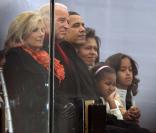 Dimanche 18 janvier 2009 : à deux jours de l'investiture de Barack Obama, un gigantesque show inaugural réunit des dizaines de stars et des centaines de milliers de fans en liesse. Au pied de l'estrade, Barack Obama entouré de sa famille (sa femme Mi