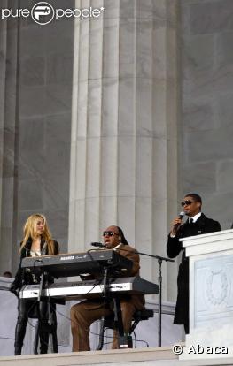 Dimanche 18 janvier 2009 : à deux jours de l'investiture de Barack Obama, un gigantesque show inaugural réunit des dizaines de stars et des centaines de milliers de fans en liesse. Shakira, Usher et Stevie Wonder.