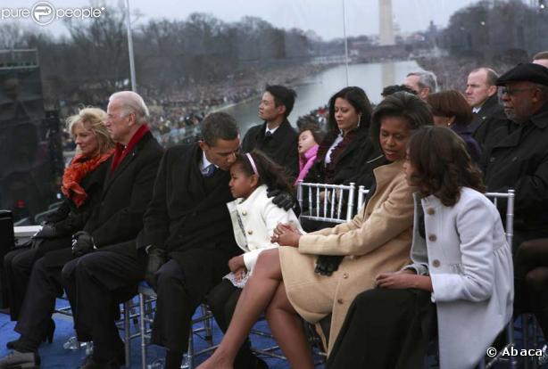Dimanche 18 janvier 2009 : à deux jours de l'investiture de Barack Obama, un gigantesque show inaugural réunit des dizaines de stars et des centaines de milliers de fans en liesse. Dans la tribune présidentielle, Obama est avec sa femme et leurs deux