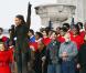 Dimanche 18 janvier 2009 : à deux jours de l'investiture de Barack Obama, un gigantesque show inaugural réunit des dizaines de stars et des centaines de milliers de fans en liesse. Beyoncé reprend  America, the Beautiful , célèbre chant patrioti
