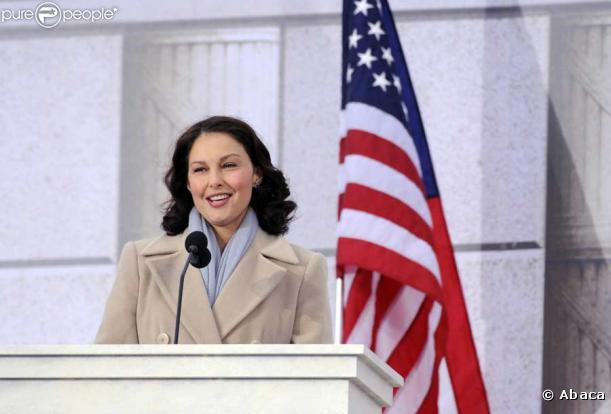 Dimanche 18 janvier 2009 : à deux jours de l'investiture de Barack Obama, un gigantesque show inaugural réunit des dizaines de stars et des centaines de milliers de fans en liesse. Ashley Judd à la tribune.