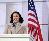 Dimanche 18 janvier 2009 : à deux jours de l'investiture de Barack Obama, un gigantesque show inaugural réunit des dizaines de stars et des centaines de milliers de fans en liesse. Ashley Judd à la tribune. 