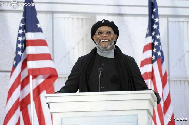Dimanche 18 janvier 2009 : à deux jours de l'investiture de Barack Obama, un gigantesque show inaugural réunit des dizaines de stars et des centaines de milliers de fans en liesse. Samuel L. Jackson, visiblement inspiré...