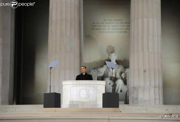 Dimanche 18 janvier 2009 : à deux jours de l'investiture de Barack Obama, un gigantesque show inaugural réunit des dizaines de stars et des centaines de milliers de fans en liesse. Obama devant la statue de Lincoln.