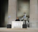 Dimanche 18 janvier 2009 : à deux jours de l'investiture de Barack Obama, un gigantesque show inaugural réunit des dizaines de stars et des centaines de milliers de fans en liesse. Obama devant la statue de Lincoln. 