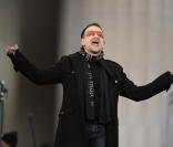 Dimanche 18 janvier 2009 : à deux jours de l'investiture de Barack Obama, un gigantesque show inaugural réunit des dizaines de stars et des centaines de milliers de fans en liesse. Bono en pleine performance. 