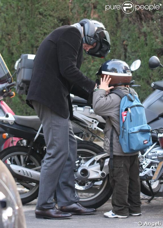 Iñaki Urdangarin vient chercher son fils Miguel, 6 ans, à la sortie de l'école. Et à moto !