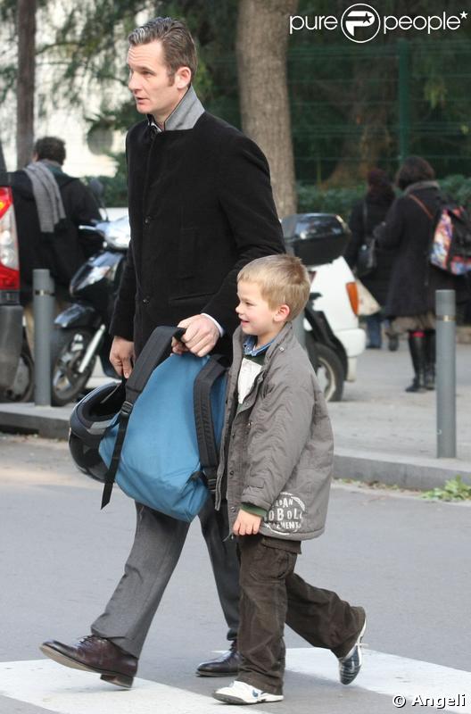 Iñaki Urdangarin vient chercher son fils Miguel, 6 ans, à la sortie de l'école. Et à moto !