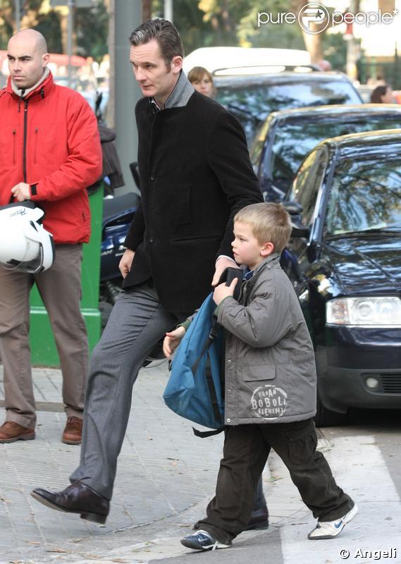 Iñaki Urdangarin vient chercher son fils Miguel, 6 ans, à la sortie de l'école. Et à moto !