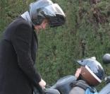 Iñaki Urdangarin vient chercher son fils Miguel, 6 ans, à la sortie de l'école. Et à moto !