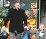 Iñaki Urdangarin vient chercher son fils Miguel, 6 ans, à la sortie de l'école. Et à moto !