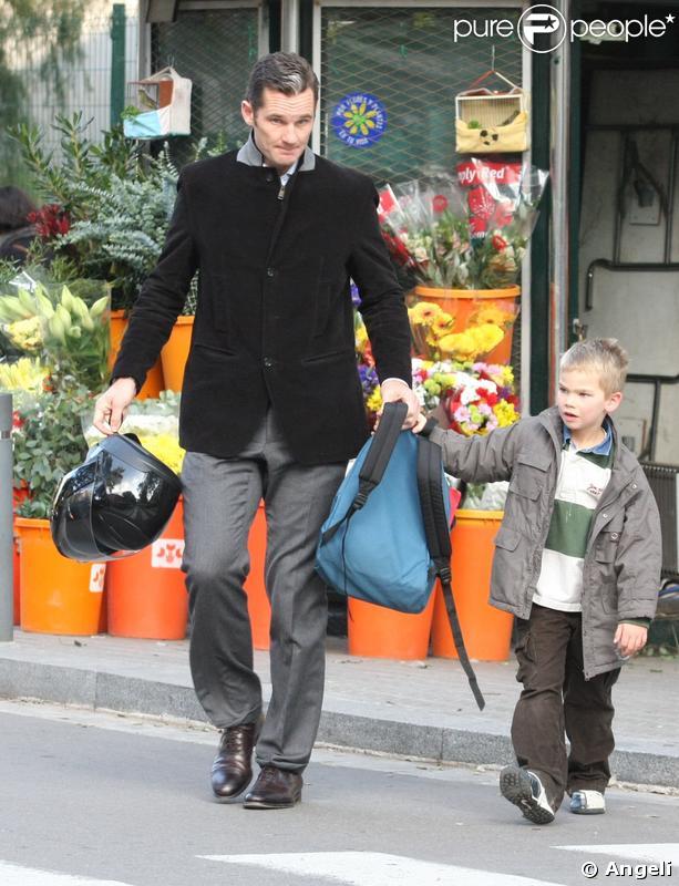 Iñaki Urdangarin vient chercher son fils Miguel, 6 ans, à la sortie de l'école. Et à moto !