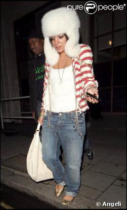 Lily Allen sort du restaurant Ivy accompagnée d'un ami. 19/01/09