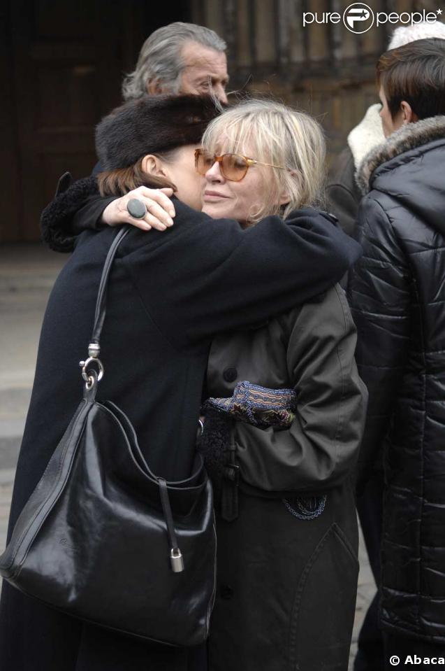 Mimi Dolto, épaulée par ses amis lors de la messe hommage à Carlos, décédé le 17 janvier 2008