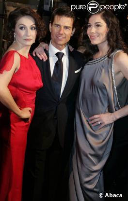 Tom Cruise à l'avant-première de  Walkyrie , entouré de Carice Van Houten et d'Halina Reijn. Amsterdam, le 22/01/09