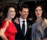 Tom Cruise à l'avant-première de  Walkyrie , entouré de Carice Van Houten et d'Halina Reijn. Amsterdam, le 22/01/09