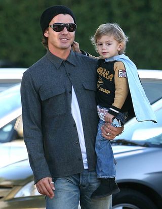 Gavin Rossdale, le mari de Gwen Stephani et son fils Kingston avec une cape de super héros, le 24 janvier 2009, s'apprêtent à faire des courses à Santa Monica. 