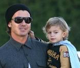 Gavin Rossdale, le mari de Gwen Stephani et son fils Kingston avec une cape de super héros, le 24 janvier 2009, s'apprêtent à faire des courses à Santa Monica. 