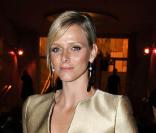 Le 26 janvier 2009, Charlene Wittstock, radieuse dans une tenue couleur or, assiste au défilé Armani au Palais de Chaillot. 