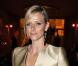 Le 26 janvier 2009, Charlene Wittstock, radieuse dans une tenue couleur or, assiste au défilé Armani au Palais de Chaillot.