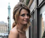 Le 26 janvier 2009, Mischa Barton, dans sa petite robe jaune charleston est prête à assister au défilé Dior se déroulant au musée Rodin. 