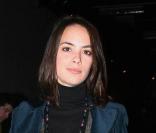 Le 26 janvier 2009, la comédienne Bérénice Bejo, dans un style très café littéraire composé d'une veste en velour  bleu roi , d'un petit gilet et d'un jean réhaussé d'une grosse ceinture, vient admirer la collection de Stéphane Rolland. 
