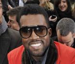 Le 25 janvier 2009, Kanye West vêtu d'une veste rouge coquelicot, assiste au défilé Lanvin, printemps été 2009, en compagnie d'un ami au style très funky. 