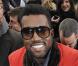 Le 25 janvier 2009, Kanye West vêtu d'une veste rouge coquelicot, assiste au défilé Lanvin, printemps été 2009, en compagnie d'un ami au style très funky.