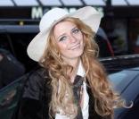 Le 26 janvier 2009, Mischa Barton dans un look à la  garçonne glamour , vient de quitter le défiler Dior pour s'envoler vers Londres en Eurostar. 