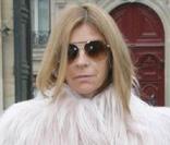  Le 26 janvier 2009, Carine Roitfeld, couverte d'un manteau style yeti, rose poudre se rend au défilé Dior. 