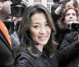 Le 26 janvier 2009, la comédienne Michelle Yeoh, dans un ensemble noir et glamour, fait son entrée au musée Rodin pour assister au défilé Dior. 