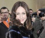 Le 26 janvier 2009, Elsa Zylberstein pose devant le musée Rodin où elle s'apprête à assister au défilé Dior. Elle porte  une petite jupe boule et une fourrure torsadée de liserets parmes pour un look très glamour. 