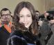 Le 26 janvier 2009, Elsa Zylberstein pose devant le musée Rodin où elle s'apprête à assister au défilé Dior. Elle porte une petite jupe boule et une fourrure torsadée de liserets parmes pour un look très glamour.