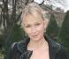 Le 26 janvier 2009, Estelle Lefébure dans la cour du musée Rodin, se rend au défilé Dior dans une tenue très féminine composée d'une robe tube taille haute et d'un joli manteau assorti.